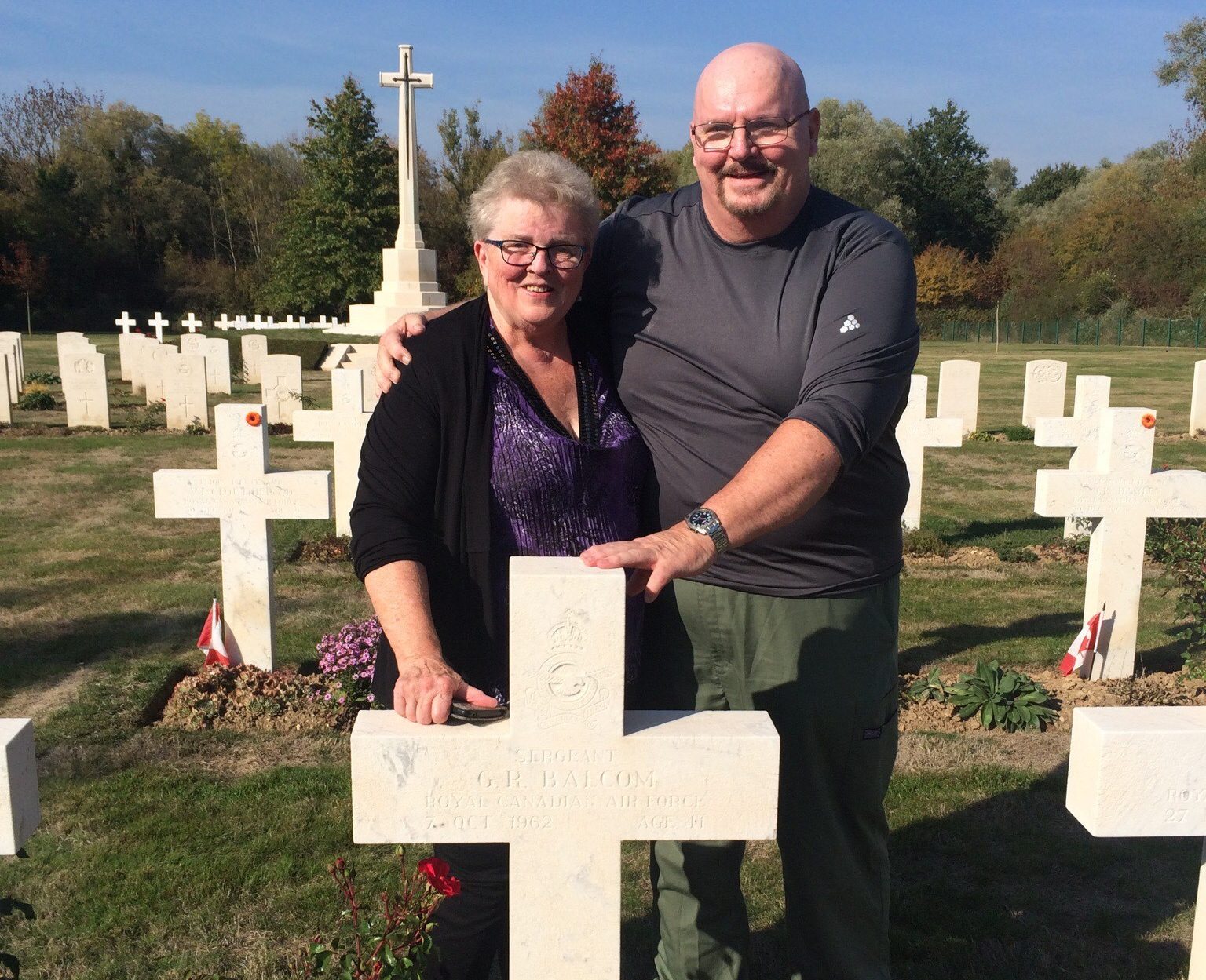 Siblings honour RCAF father at gravesite | Trident Newspaper